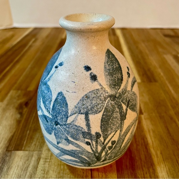 Studio Pottery Vase Artist Signed ‘91 Dusty Blue Flowers Floral 4.5” Tall VTG - Picture 2 of 9